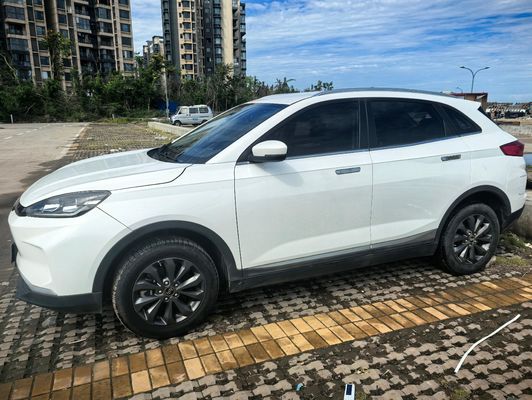 Używany zasięg 400km 160kW elektryczny SUV Weltmeister używany samochód w dobrym stanie niska przebieg czarny