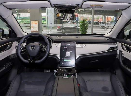 Używany zasięg 400km 160kW elektryczny SUV Weltmeister używany samochód w dobrym stanie niska przebieg czarny