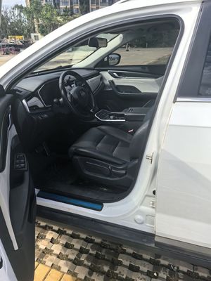 Używany zasięg 400km 160kW elektryczny SUV Weltmeister używany samochód w dobrym stanie niska przebieg czarny