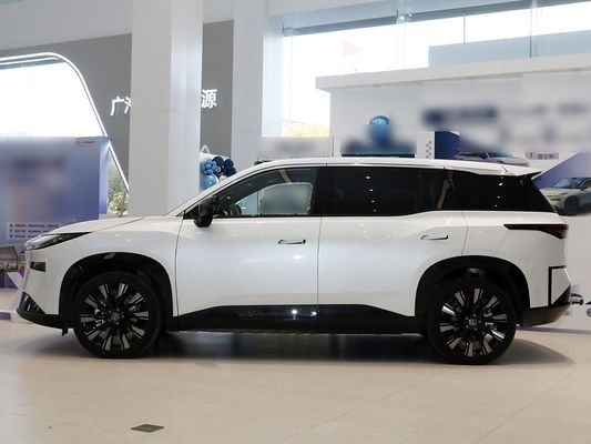 Samochód elektryczny z silnikiem wolnossącym o zasięgu CLTC 300 km i układem napędowym z silnikiem elektrycznym, przeznaczony do logistyki