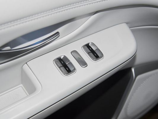2025 Xpeng G9 W pełni elektryczny SUV 93,1 kWh Pojemność akumulatora 423 kW Maksymalna moc silnika 680 km Długi zasięg i szybkie ładowanie z dachem słonecznym