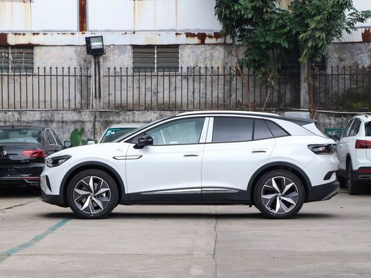 Niezrównana wydajność VW ID4 używany samochód elektryczny z zasięgiem 600 km i nieodtwarzalnym panoramicznym dachem słonecznym